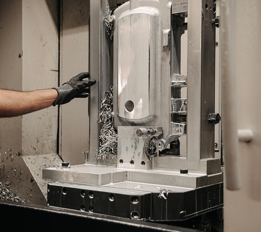 Ajout de nouvelles machines dans l'atelier, telles que des centres d'usinage automatisés à 5 et 6 axes