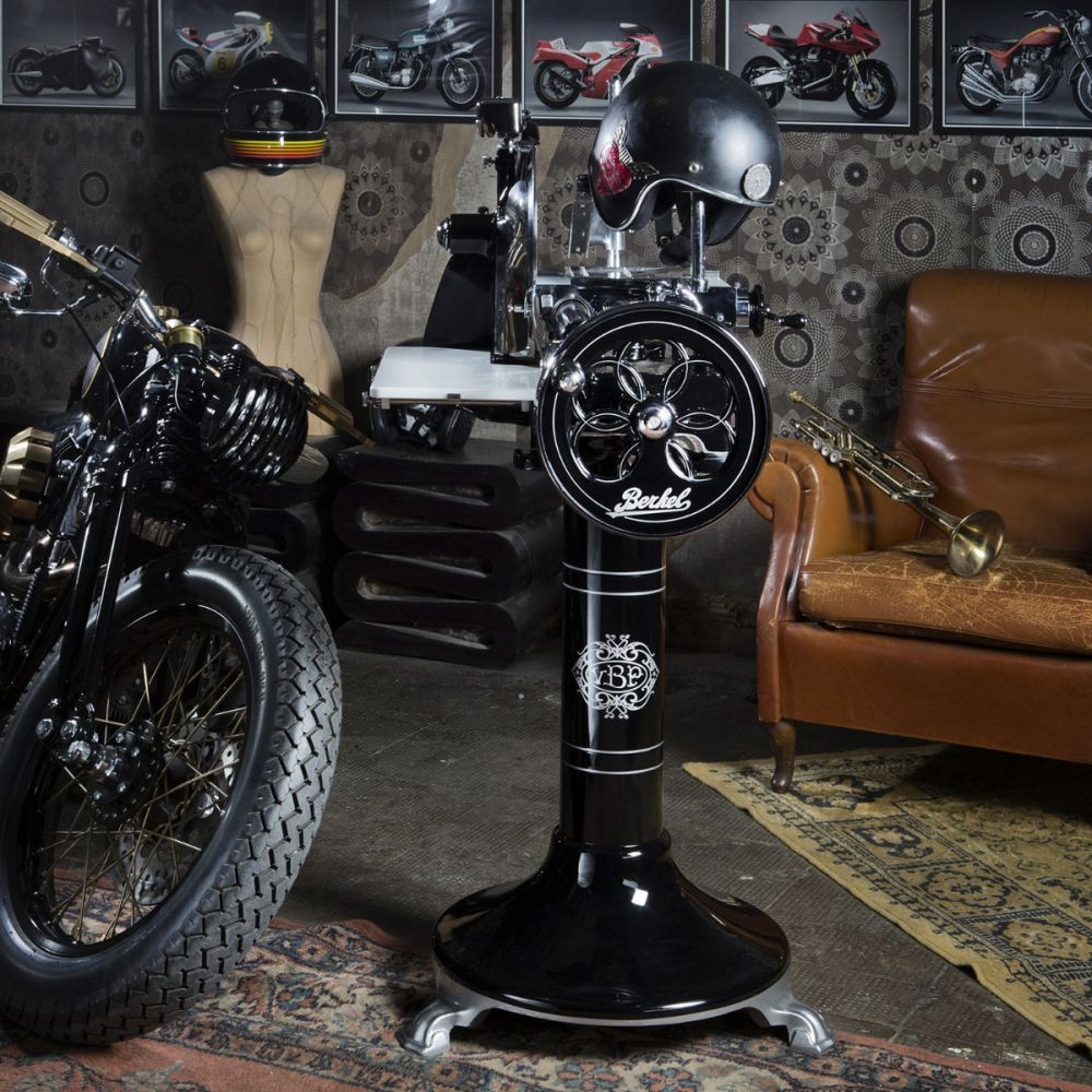 Black pedestal for Volano P15